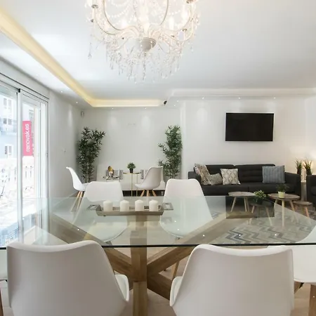 Stylish *new* In W/ 4 Bedrooms Lejlighed