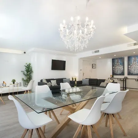 Stylish *new* In W/ 4 Bedrooms Lejlighed