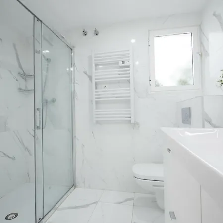 Stylish *new* In W/ 4 Bedrooms Lejlighed *