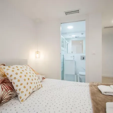 Stylish *new* In W/ 4 Bedrooms Lejlighed
